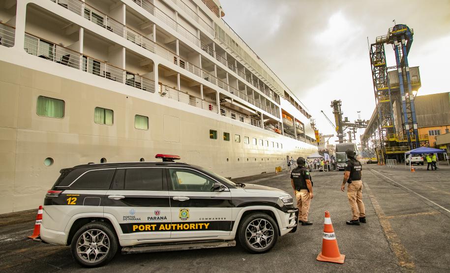 Navio de cruzeiros traz turistas da América do Norte e da Europa ao litoral do Paraná