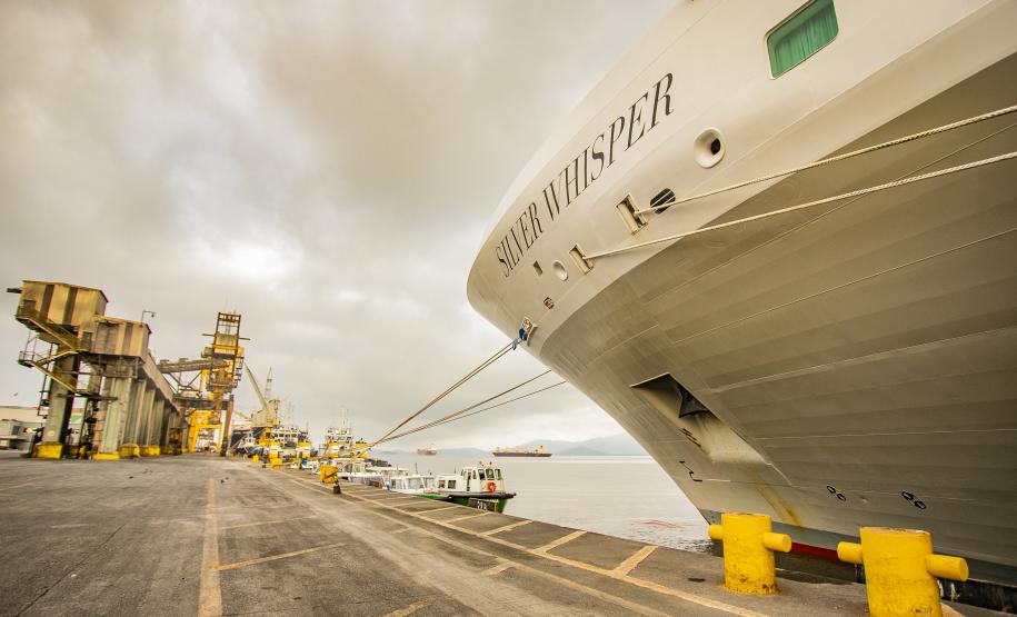 Navio de cruzeiros traz turistas da América do Norte e da Europa ao litoral do Paraná