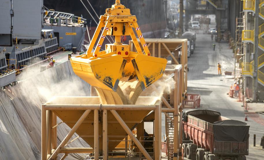 #praquemnaopodever imagem de cima mostrando um gancho amarelo gigante soltando cevada, que são graos amarelos, em um funil.