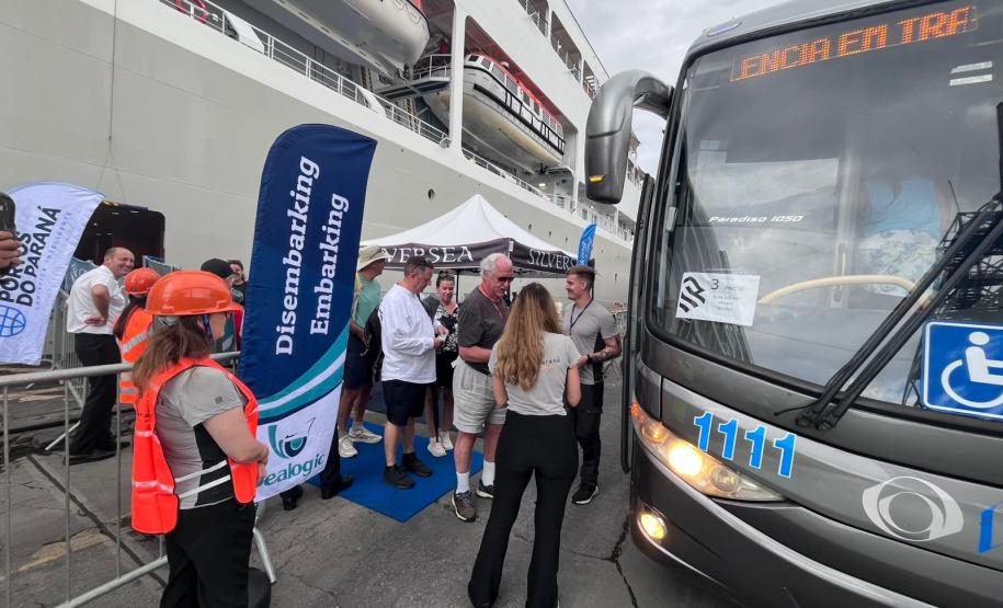 Navio de cruzeiros traz turistas da América do Norte e da Europa ao litoral do Paraná