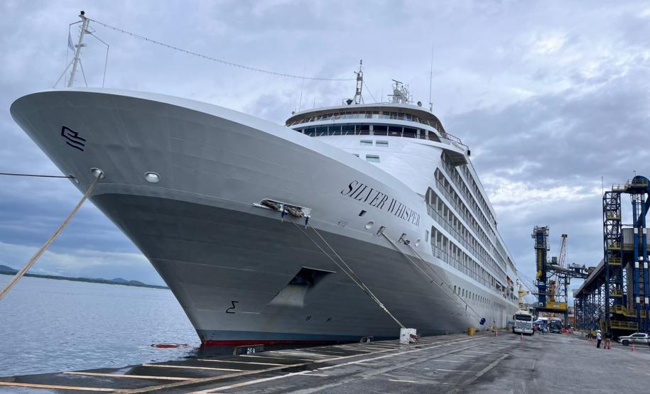 Navio de cruzeiros traz turistas da América do Norte e da Europa ao litoral do Paraná