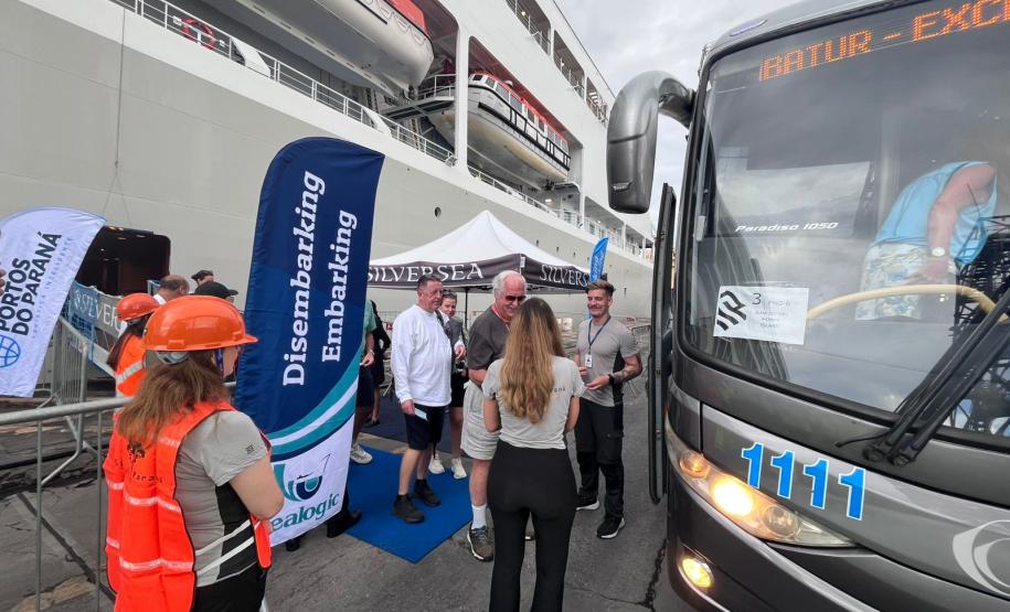 Navio de cruzeiros traz turistas da América do Norte e da Europa ao litoral do Paraná