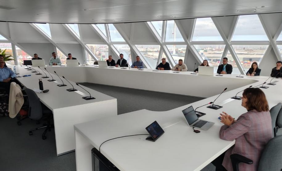 Profissionais da Portos do Paraná passam por formação internacional em logística de commodities