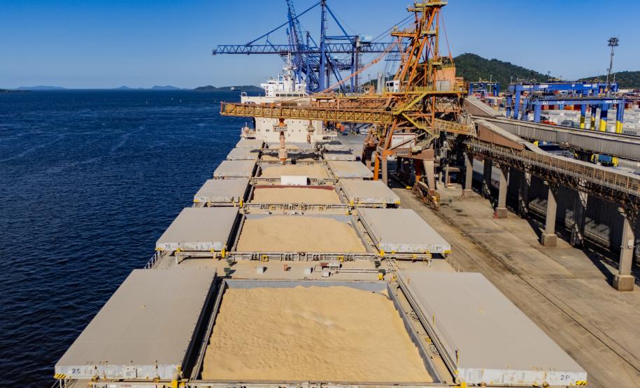 Porto de Paranaguá coloca em funcionamento tecnologia que reduz emissão de partículas no embarque de granéis