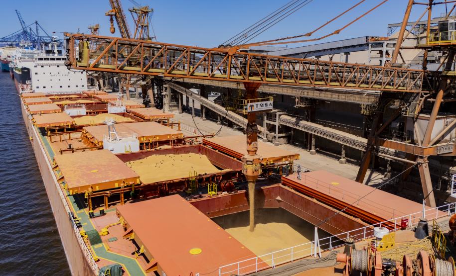 Porto de Paranaguá coloca em funcionamento tecnologia que reduz emissão de partículas no embarque de granéis