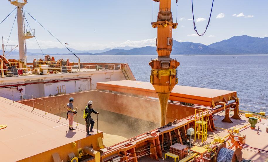 Porto de Paranaguá coloca em funcionamento tecnologia que reduz emissão de partículas no embarque de granéis