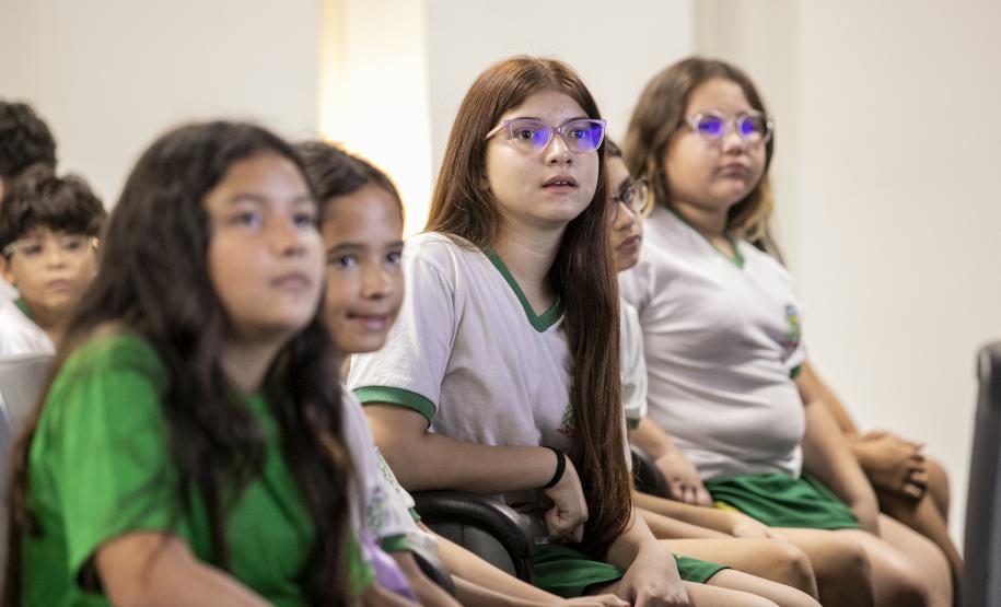 Porto Escola 2026 inicia com visitas de alunos ao cais em Paranaguá