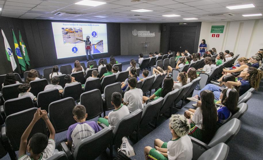 Porto Escola 2026 inicia com visitas de alunos ao cais em Paranaguá