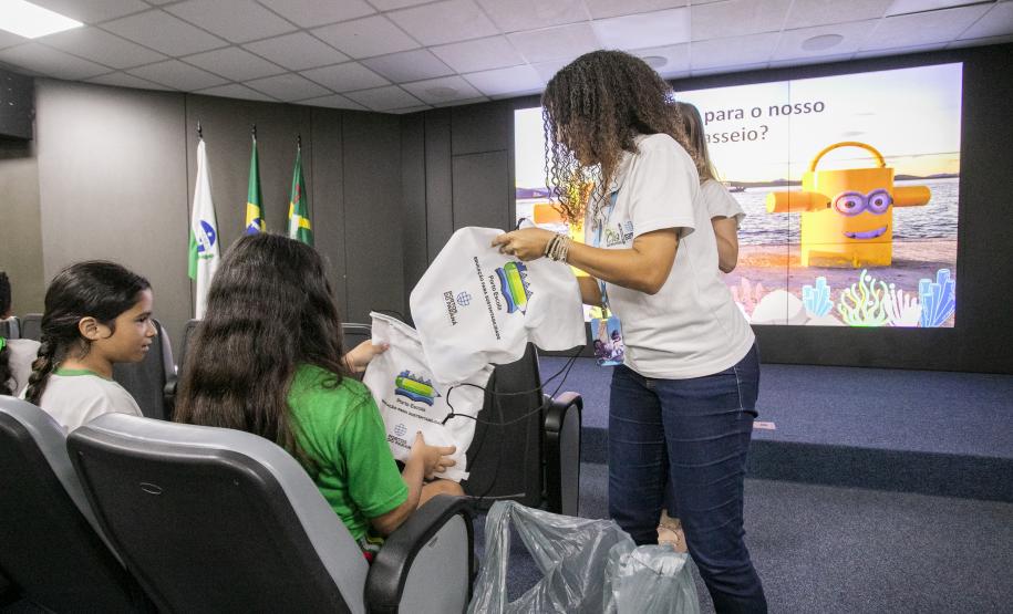 Porto Escola 2026 inicia com visitas de alunos ao cais em Paranaguá