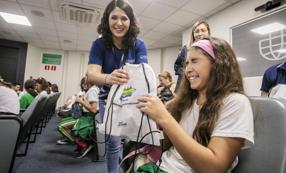 Porto Escola 2026 inicia com visitas de alunos ao cais em Paranaguá