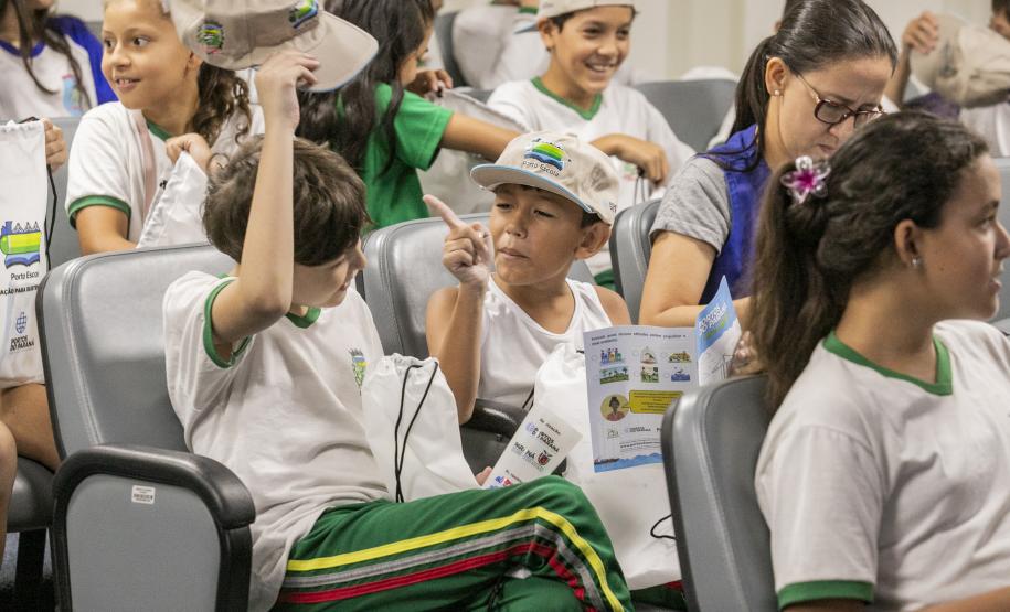 Porto Escola 2026 inicia com visitas de alunos ao cais em Paranaguá