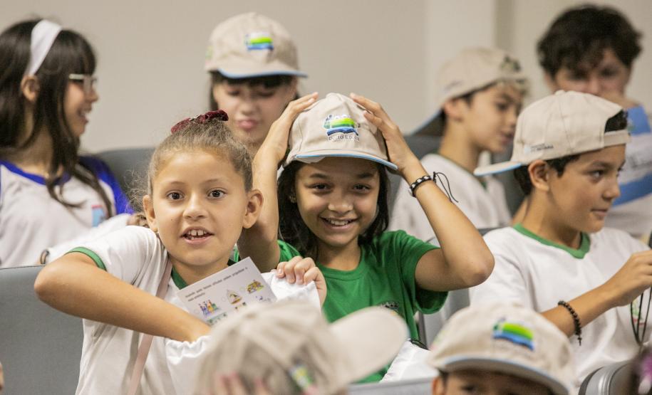 Porto Escola 2026 inicia com visitas de alunos ao cais em Paranaguá