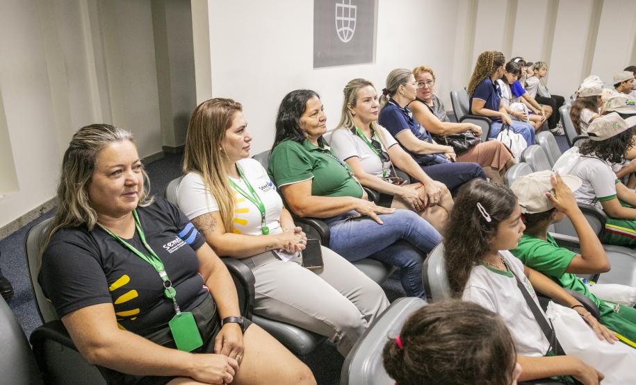 Porto Escola 2026 inicia com visitas de alunos ao cais em Paranaguá