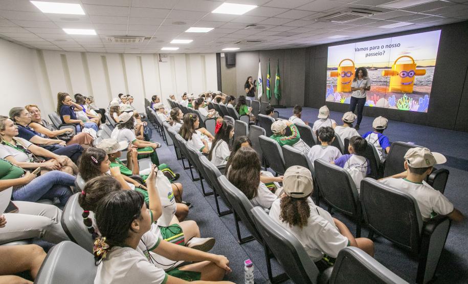Porto Escola 2026 inicia com visitas de alunos ao cais em Paranaguá