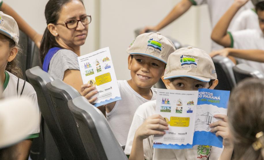 Porto Escola 2026 inicia com visitas de alunos ao cais em Paranaguá