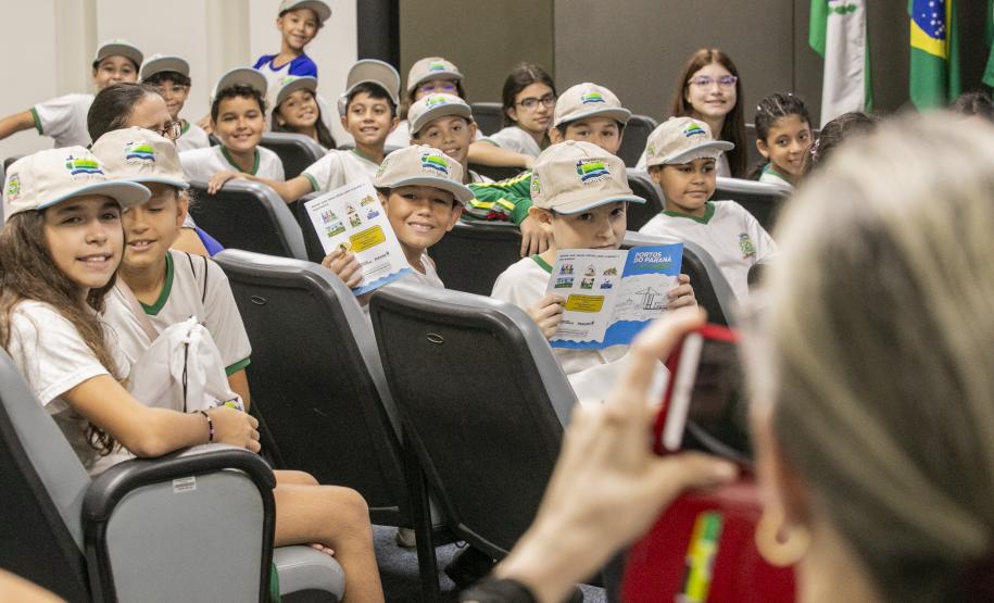 Porto Escola 2026 inicia com visitas de alunos ao cais em Paranaguá