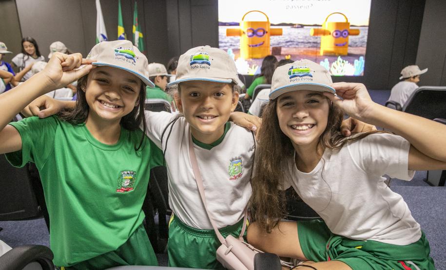 Porto Escola 2026 inicia com visitas de alunos ao cais em Paranaguá