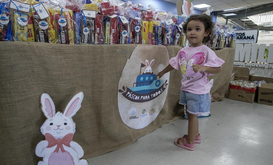 Portos do Paraná entrega primeiros kits da campanha Páscoa para Todos