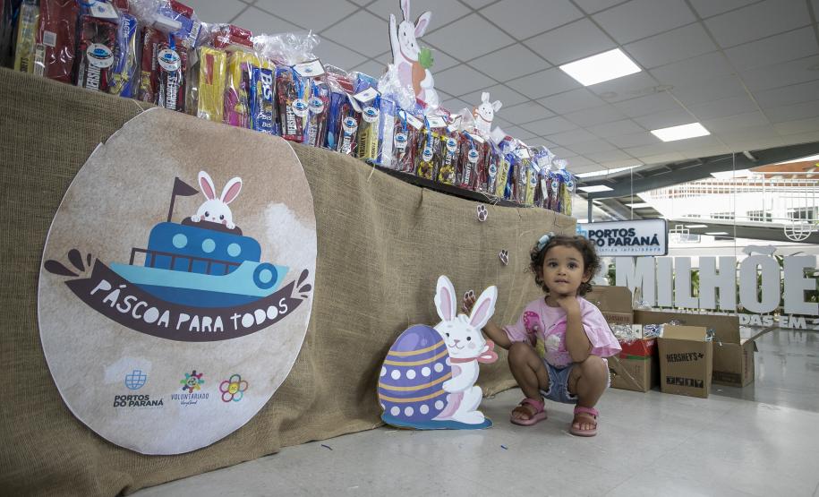 Portos do Paraná entrega primeiros kits da campanha Páscoa para Todos