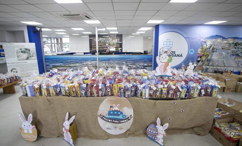 Portos do Paraná entrega primeiros kits da campanha Páscoa para Todos