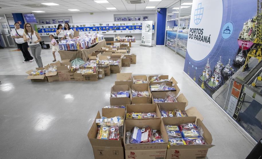 Portos do Paraná entrega primeiros kits da campanha Páscoa para Todos