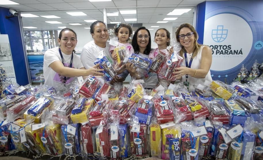 Portos do Paraná entrega primeiros kits da campanha Páscoa para Todos