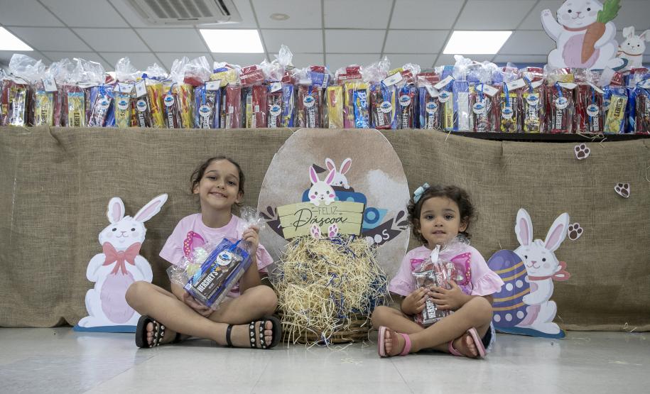 Portos do Paraná entrega primeiros kits da campanha Páscoa para Todos