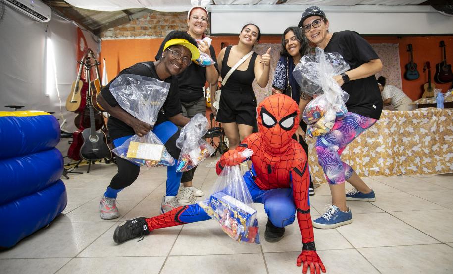 Mais de 1.500 kits são distribuídos em ação de Páscoa da Portos do Paraná