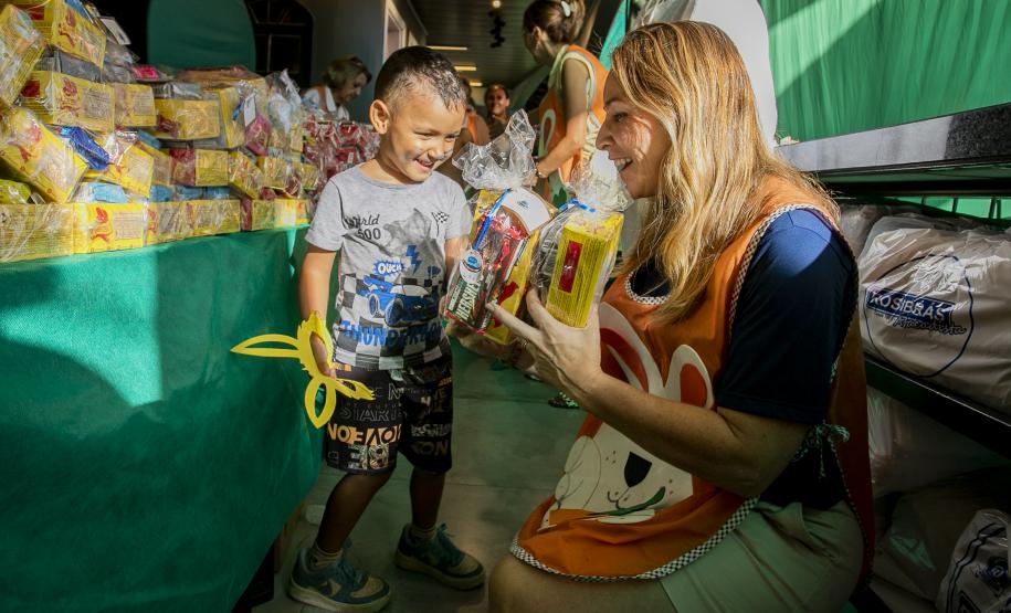 Mais de 1.500 kits são distribuídos em ação de Páscoa da Portos do Paraná