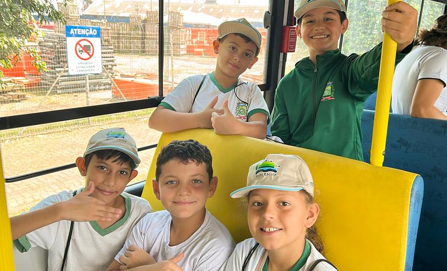 Porto Escola 2026 inicia com visitas de alunos ao cais em Paranaguá
