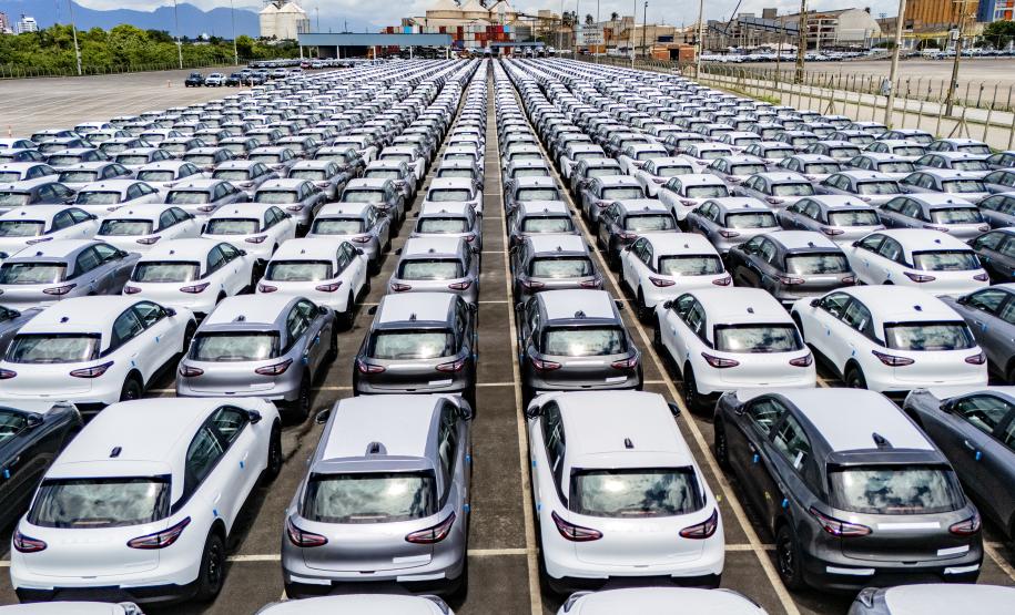 Porto de Paranaguá registra alta de 100% na movimentação de veículos em março