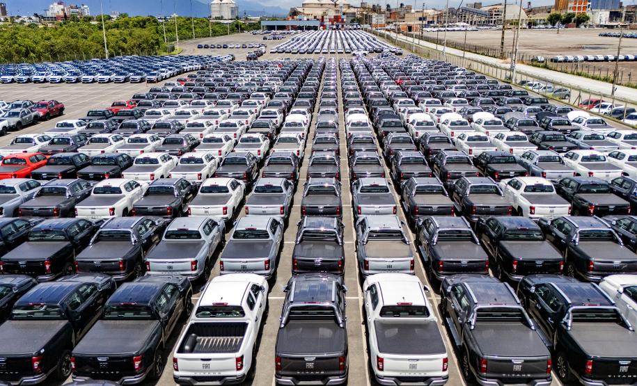 Porto de Paranaguá registra alta de 100% na movimentação de veículos em março