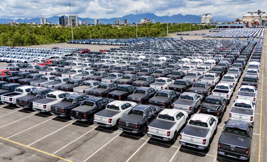 Porto de Paranaguá registra alta de 100% na movimentação de veículos em março