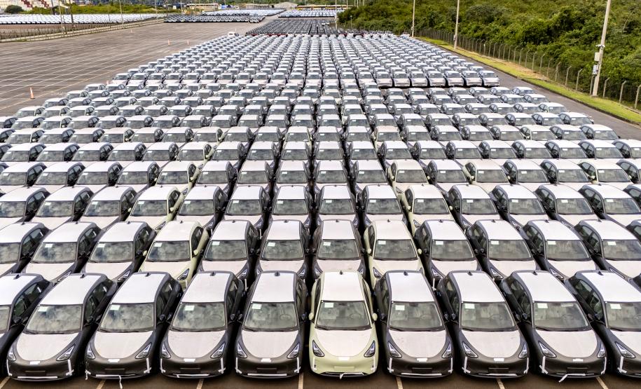 Porto de Paranaguá registra alta de 100% na movimentação de veículos em março