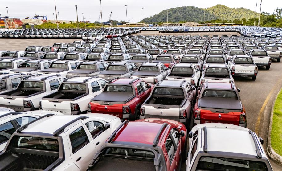 Porto de Paranaguá registra alta de 100% na movimentação de veículos em março