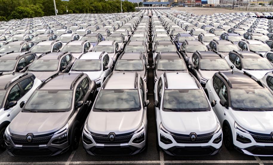 Porto de Paranaguá registra alta de 100% na movimentação de veículos em março