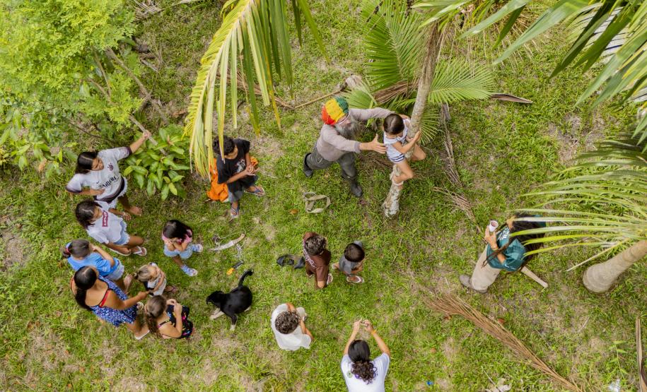 Oficina da Portos do Paraná ensina comunidade litorânea sobre coleta e despolpa do açaí juçara