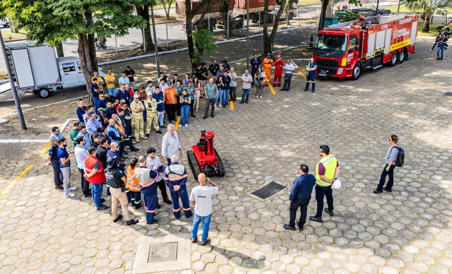 Robô de combate a incêndio é testado no Porto de Paranaguá
