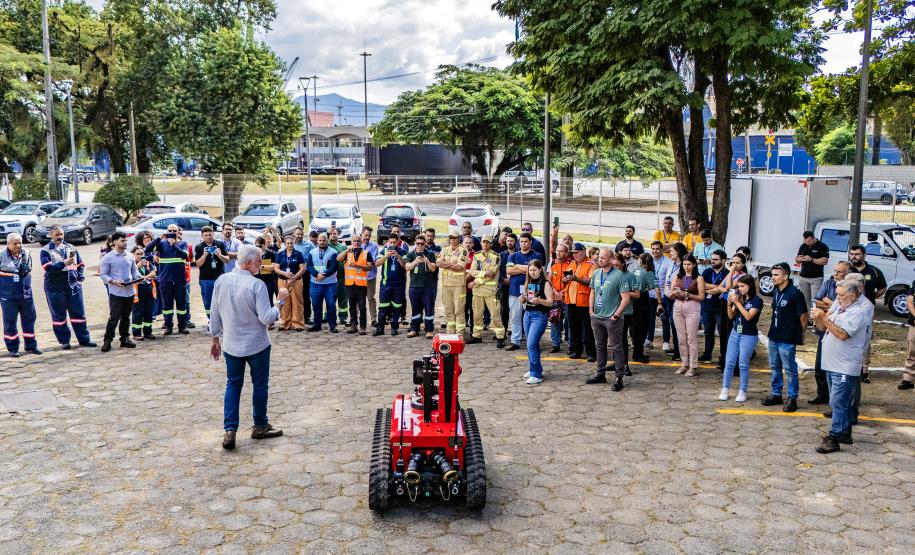 Robô de combate a incêndio é testado no Porto de Paranaguá