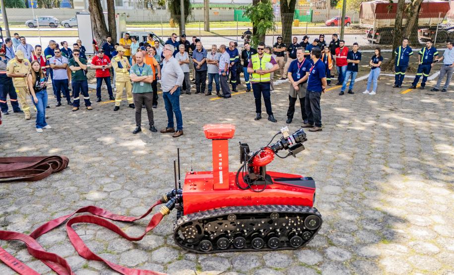 Robô de combate a incêndio é testado no Porto de Paranaguá