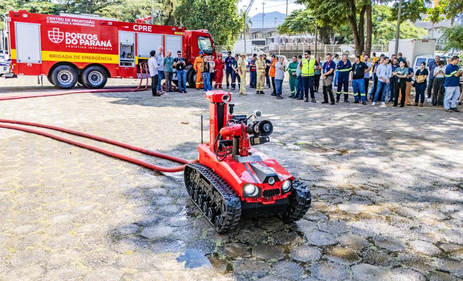 Robô de combate a incêndio é testado no Porto de Paranaguá