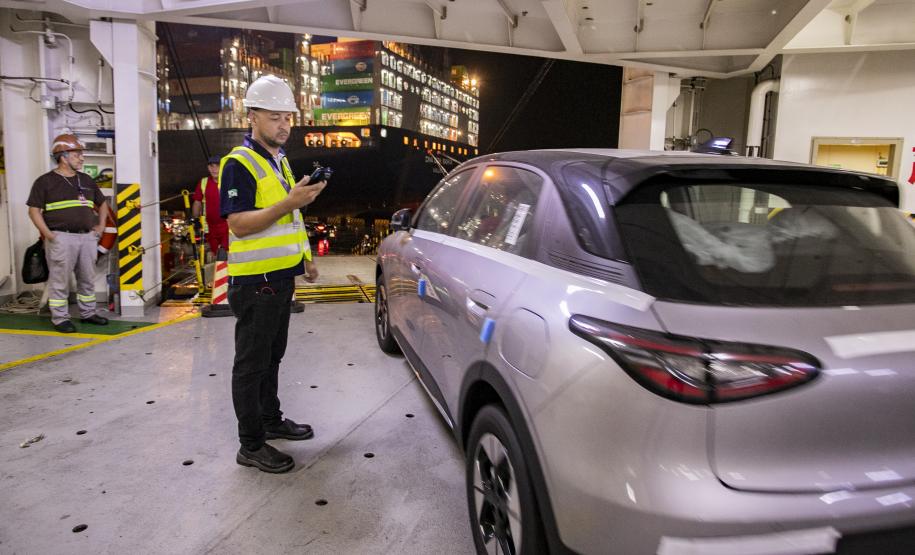 Porto de Paranaguá registra alta de 100% na movimentação de veículos em março