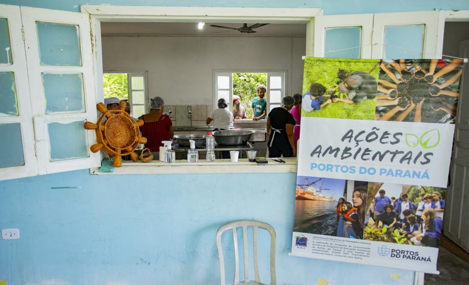 Oficina da Portos do Paraná ensina comunidade litorânea sobre coleta e despolpa do açaí juçara