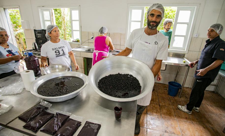 Oficina da Portos do Paraná ensina comunidade litorânea sobre coleta e despolpa do açaí juçara