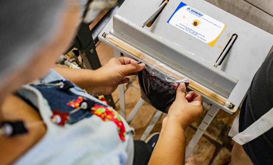 Oficina da Portos do Paraná ensina comunidade litorânea sobre coleta e despolpa do açaí juçara