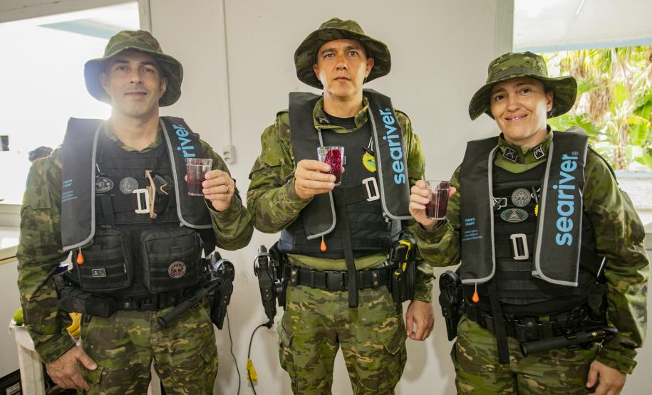 Oficina da Portos do Paraná ensina comunidade litorânea sobre coleta e despolpa do açaí juçara