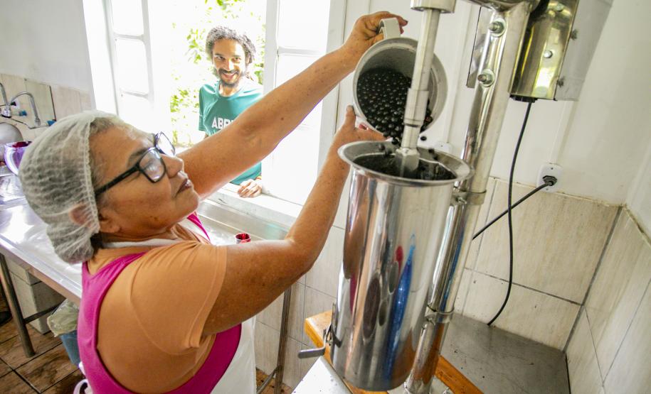 Oficina da Portos do Paraná ensina comunidade litorânea sobre coleta e despolpa do açaí juçara