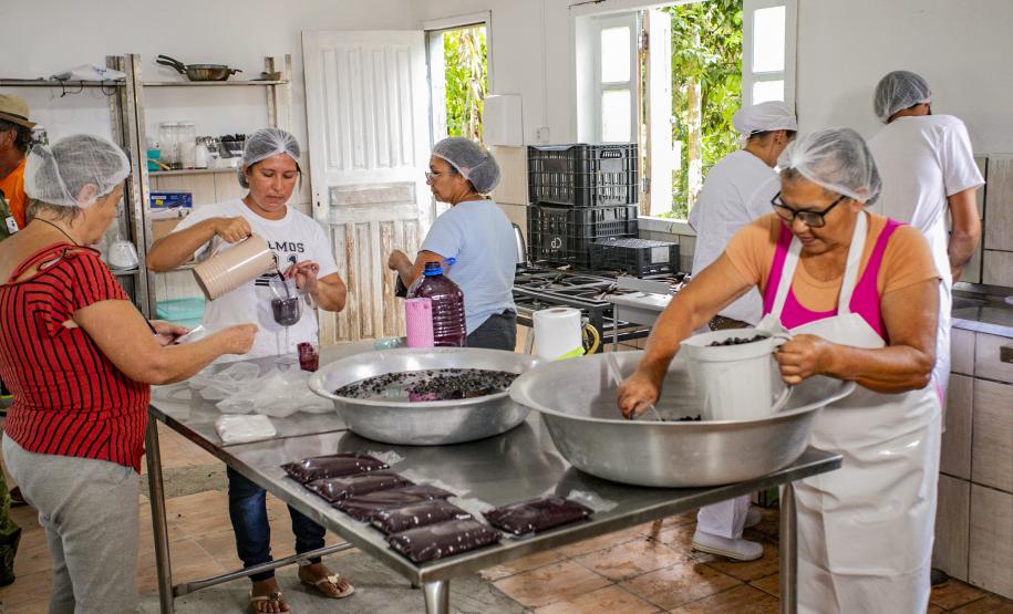 Oficina da Portos do Paraná ensina comunidade litorânea sobre coleta e despolpa do açaí juçara