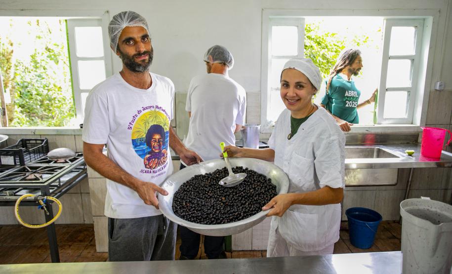 Oficina da Portos do Paraná ensina comunidade litorânea sobre coleta e despolpa do açaí juçara