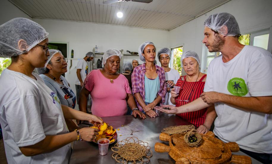 Oficina da Portos do Paraná ensina comunidade litorânea sobre coleta e despolpa do açaí juçara